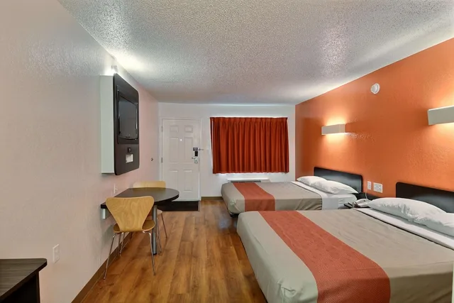 غرفة بريميوم بسريرين كوين، Motel6 Tewksbury, MA - Boston 1/5