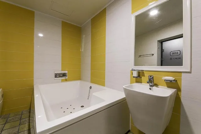 غرفة سوبيريور بسرير مزدوج، Color M Motel 7/8