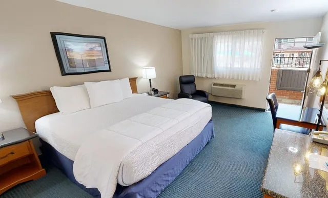 Upstairs, Standard, King Bed، King Frederik Inn 2/9