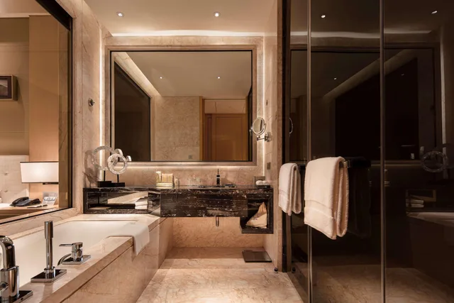 Deluxe, King Bed, HILTON DALIAN 3/3