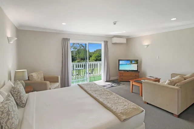استوديو بريميوم بسرير كينج بإطلالة على الحديقة بحوض جاكوزي، Kerikeri Park Lodge 2/3