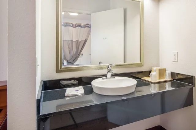 غرفة قياسية بسرير كينج لذوي الإعاقة، Motel6 Van Buren, AR 8/10