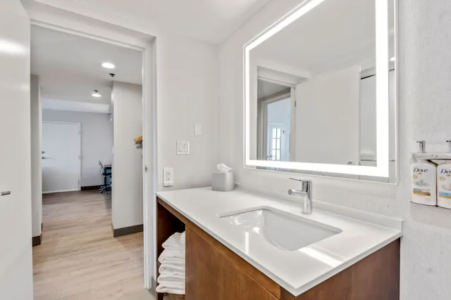 جناح بسرير كينج، Holiday Inn Ottawa Kanata 4/7