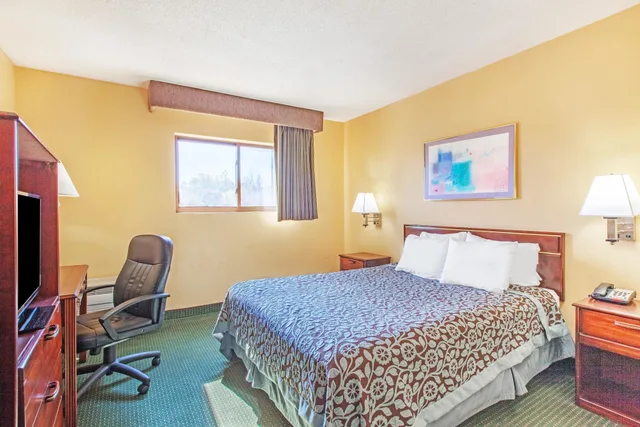 غرفة قياسية بسرير كوين، Days Inn by Wyndham Canastota/Verona 1/3