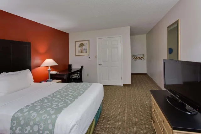 غرفة بسرير مزدوج لذوي الإعاقة، La Quinta Inn by Wyndham Tampa Near Busch Gardens 1/6