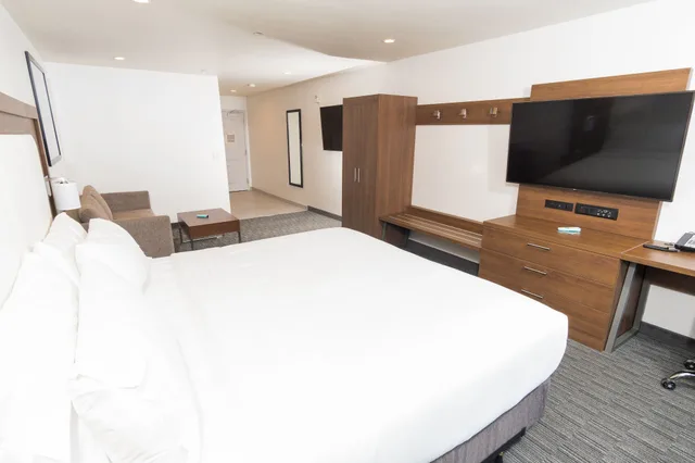 Suite, King Bed, Extra Floor Space، Holiday Inn Express Hollywood Walk of Fame An Ihg Hotel 2/10