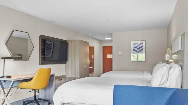 Suite, Multiple Beds, Holiday Inn Express Hotel And Suites Manchester Airport 2/10
