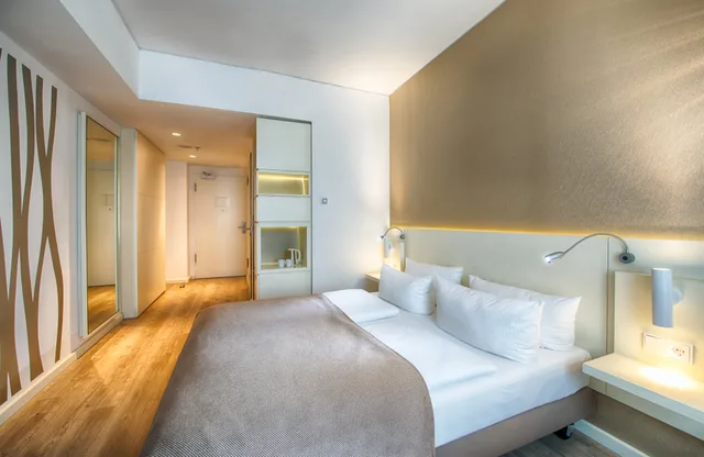 Superior, Single, Double Bed, LEONARDO HOTEL BERLIN MITTE 1/5