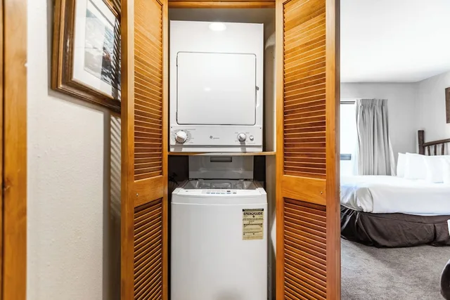 2 Bedrooms, Condominium, 1 King and 2 Double Beds, Sofa، Silver King Hotel 8/9