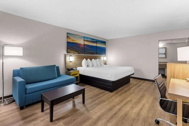 غرفة بسرير كينج مع أريكة لذوي الإعاقة، Days Inn by Wyndham Clayton 4/6