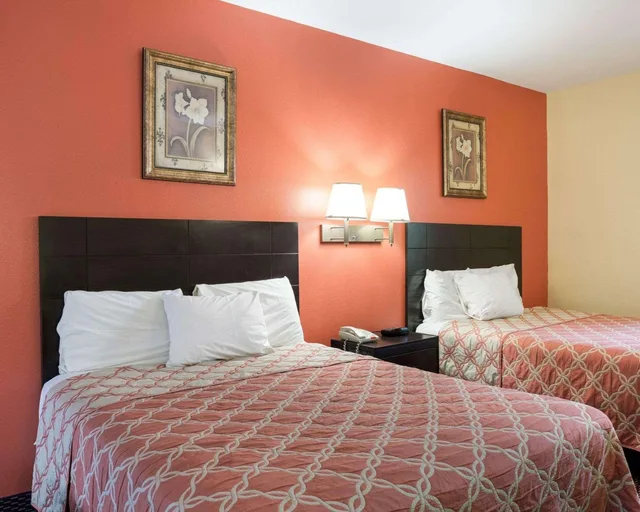 غرفة بسريرين كوين، Rodeway Inn & Suites Humble IAH 6/7
