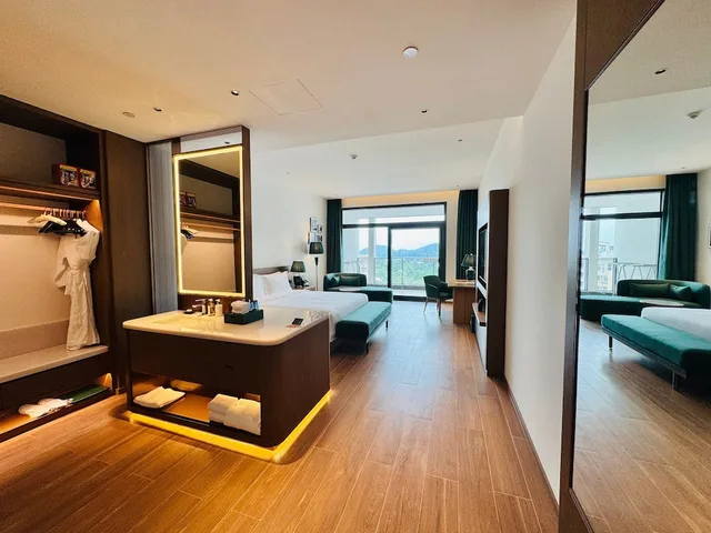 غرفة قياسية بسرير كينج بإطلالة على الحديقة بشرفة، Holiday Inn Resort Wanning Shenzhou Peninsula by IHG 5/7