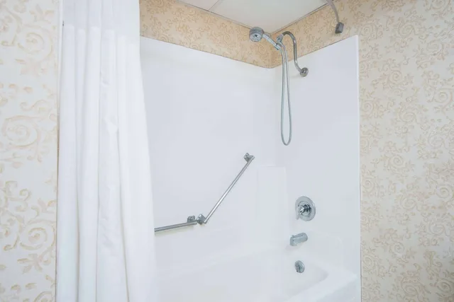 جناح بسرير كينج بإطلالة على المسبح بشرفة، The Eddie Hotel Gillette 3/3