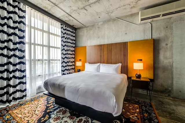 جناح بسرير كينج بشرفة مع أريكة، NYLO Las Colinas Hotel, Tapestry Collection by Hilton 1/1