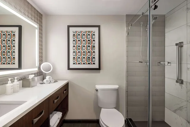 غرفة بسرير كينج بشرفة، The American Hotel Atlanta Downtown, Tapestry by Hilton 2/7