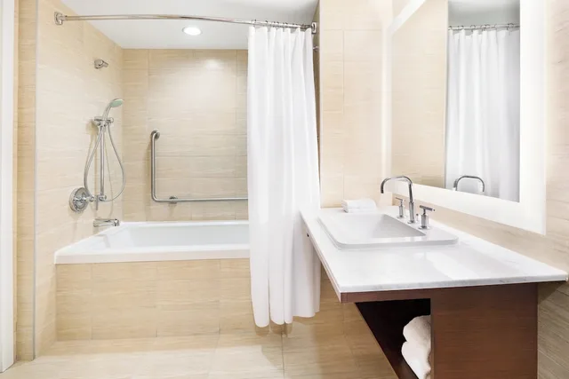 غرفة بسرير كينج في طابق منخفض، The Westin Wall Centre Vancouver Airport 4/7