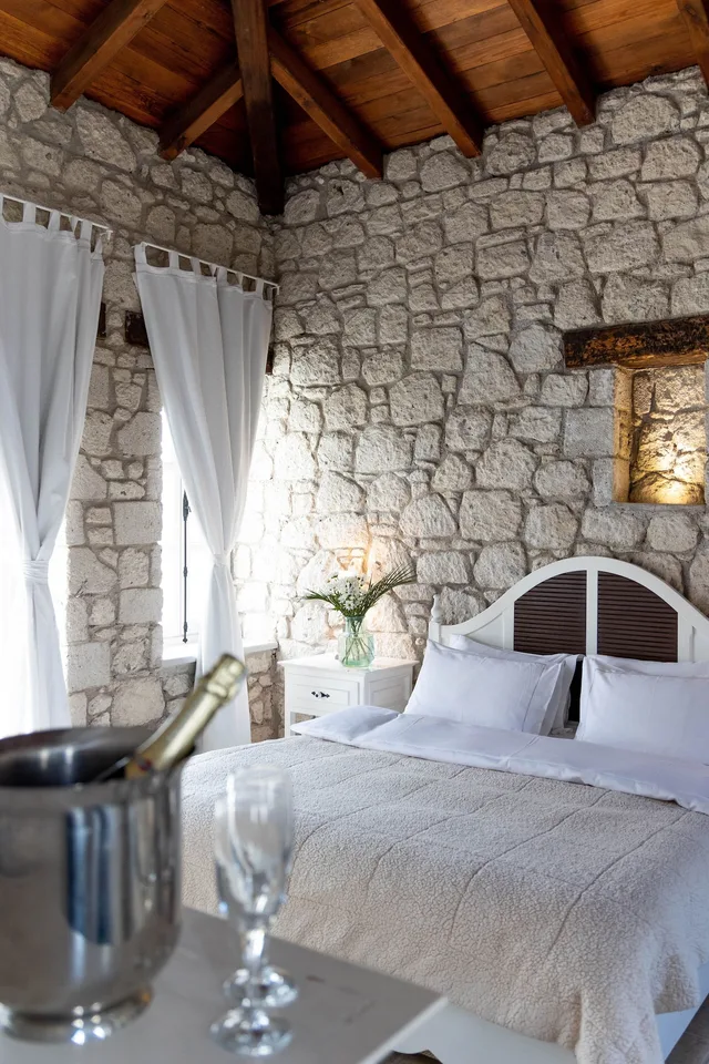 غرفة سيغنتشر بسرير مزدوج بإطلالة على المسبح، Manastir Alacati Hotel 3/6