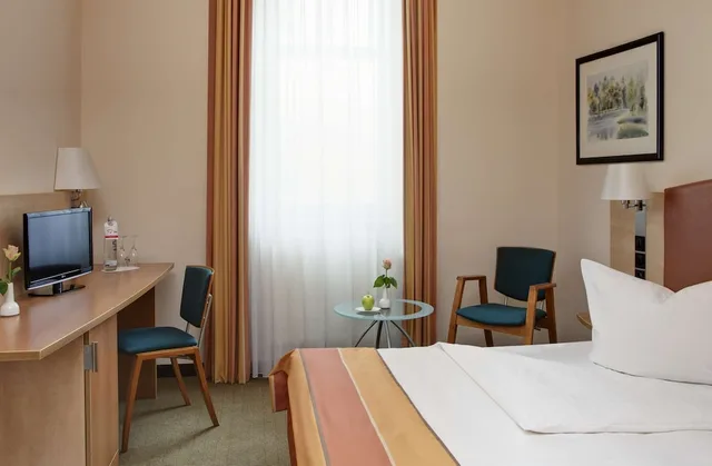غرفة بزنس بسرير كوين، IntercityHotel Berlin Ostbahnhof 5/8