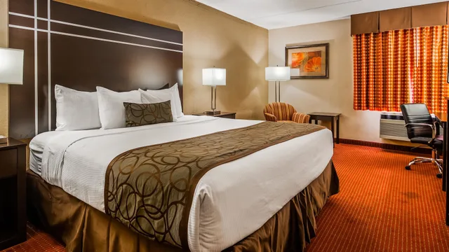 غرفة قياسية بسرير كينج بحوض جاكوزي لذوي الإعاقة، Best Western Waukesha Grand 2/6