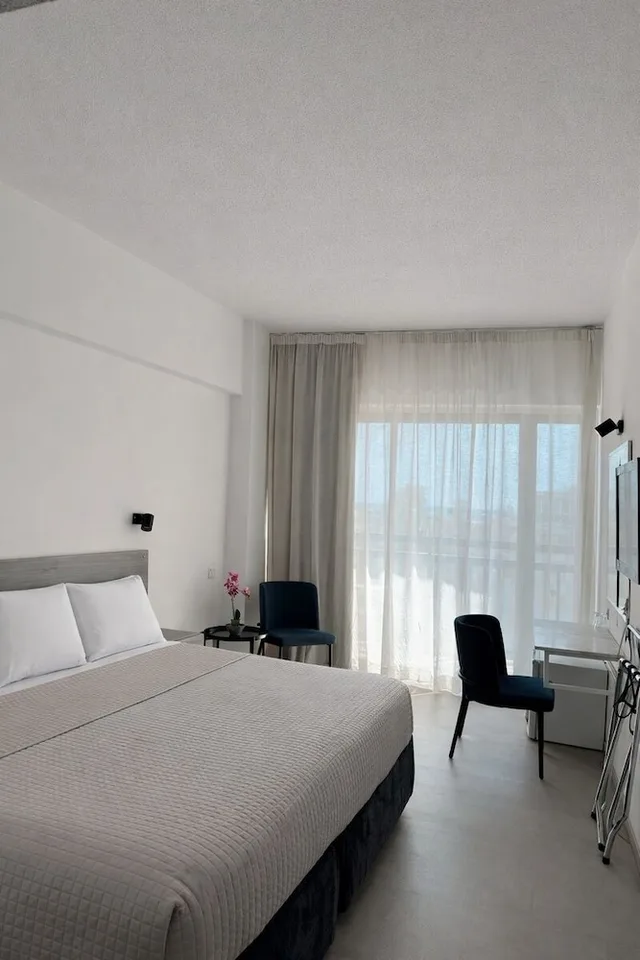 غرفة قياسية بسريرين منفصلين بإطلالة على المسبح، Navarria Hotel 1/1