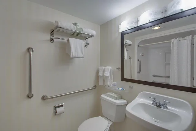 جناح بسريرين كوين بحوض استحمام لذوي الإعاقة، Best Western Plus The Inn At Hampton 5/5