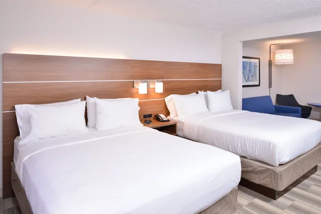 جناح بسريرين كوين مع أريكة، Holiday Inn Express Hotel and Suites Indianapolis Downtown Convention Center Area 2/8