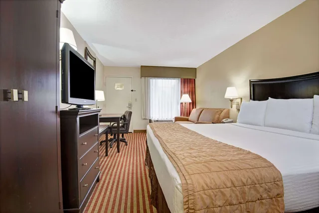 غرفة قياسية بسرير كينج، Baymont by Wyndham Nashville 1/6