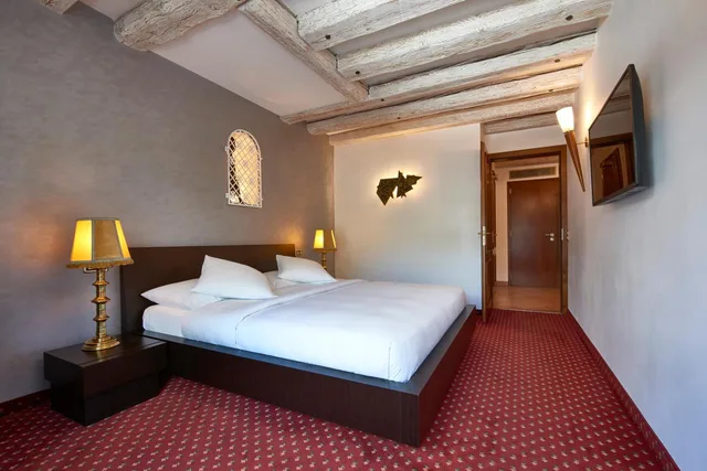 جناح، Hotel d Alleves 2/3