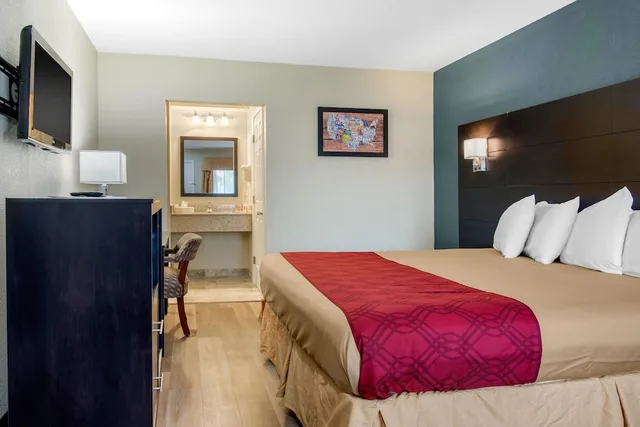 Standard, King Bed, Econo Lodge Freeport - Brunswick Area 1/10