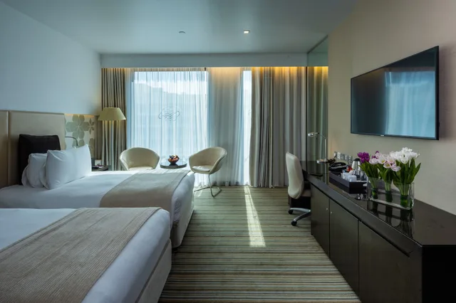 غرفة قياسية بسريرين منفصلين بإطلالة على البحر للمدخنين، Crowne Plaza Abu Dhabi Yas Island 3/5
