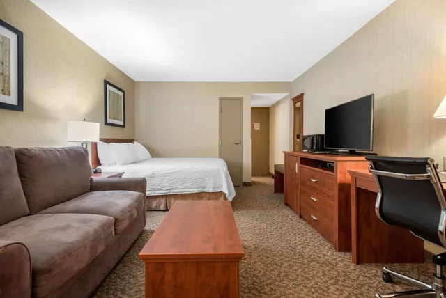 غرفة قياسية بسرير كوين مع أريكة، Clarion Hotel & Suites Brandon 7/9