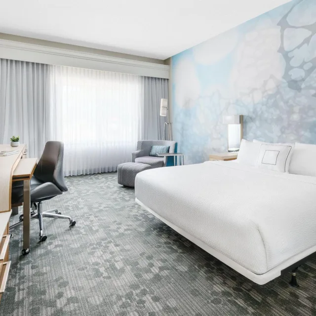 غرفة بسرير كينج بحوض استحمام لذوي الإعاقة، Courtyard Dallas Lewisville 4/10