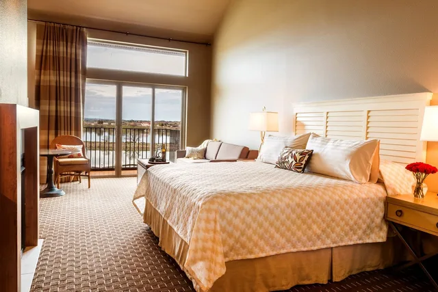 Grand, Premium, King Bed, River Front، The Lodge at Columbia Point 1/5