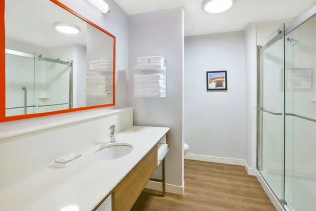 غرفة بسرير كينج مع أريكة، Hampton Inn Suites Cleveland Oakwood Village Oh 3/3