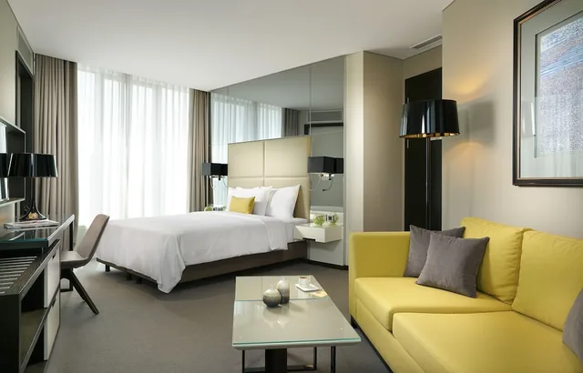 Centro, Suite, King Bed, Corner, Centro Westside Rotana 4/8