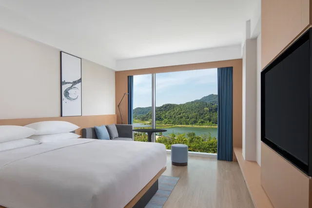غرفة ديلوكس بسرير كينج بإطلالة على البحيرة، Fairfield by Marriott Changsha Yuelu 1/1