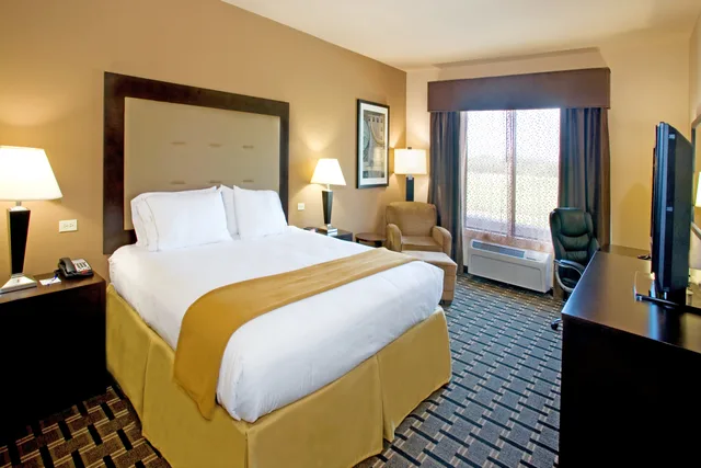 Room, King Bed, Accessible, Holiday Inn Express Suites Beeville 7/10