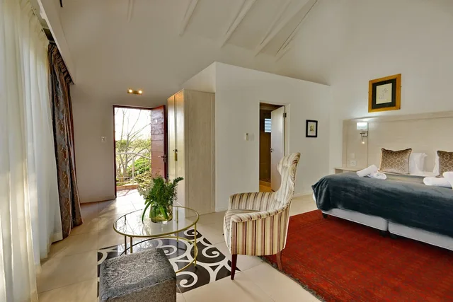 غرفة كلاسيكية بسريرين منفصلين وسرير كينج بغرفة نوم واحدة في الملحق، Val Du Charron Coach House 1/7