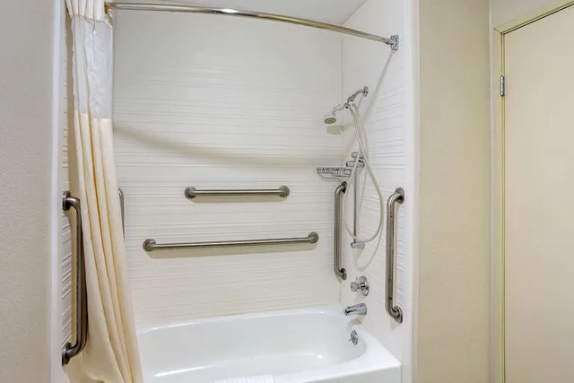 جناح بسرير كينج لذوي الإعاقة، Quality Suites Moab near Arches National Park 3/3