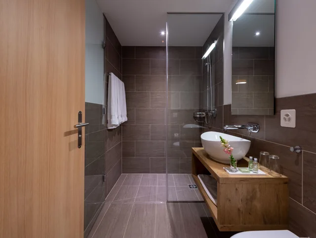 شقة بريميوم بسريرين كينج وسرير فردي بـ3 غرف نوم مع أريكة، Pradas Resort Brigels 4/4