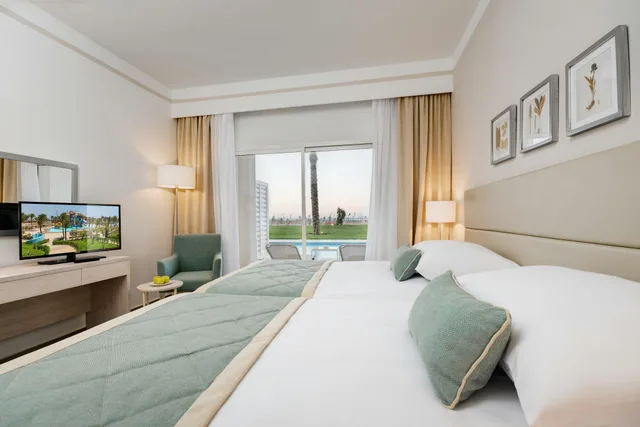 Family Swim Up Room، JAZ Aquaviva 2/4