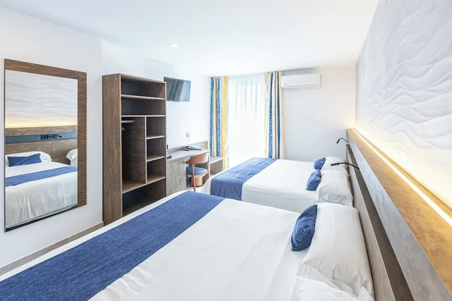 غرفة كومفورت بأربعة أسرّة بإطلالة على البحر، Hotel Internacional Calella 5/9