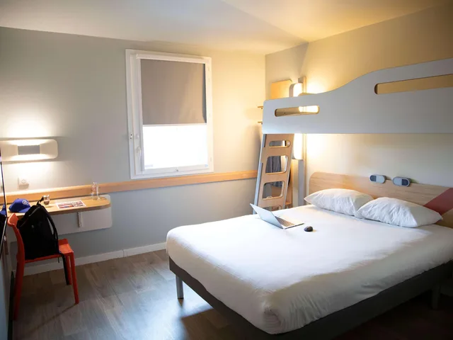 غرفة ثلاثية بسريرين منفصلين وسرير بطابقين، Ibis Budget Saint Quentin En Yvelines Velodrome 3/5