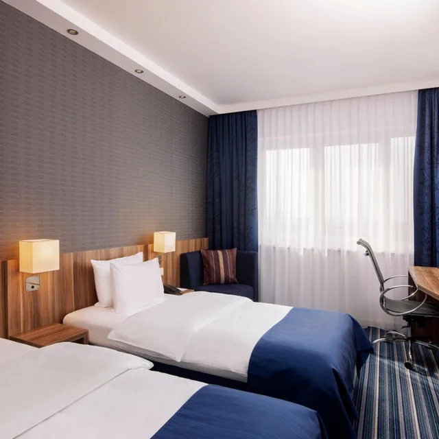 غرفة بسرير مزدوج بإطلالة على الفناء، HOLIDAY INN EXPRESS BREMEN AIRPORT 1/10