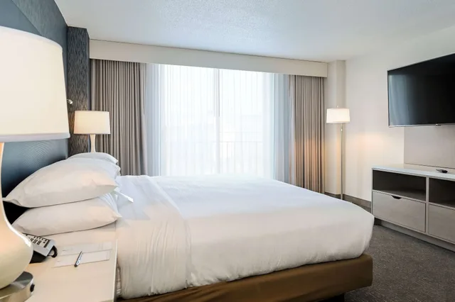 Boardroom, Executive, Suite, King Bed, Sofa، Embassy Suites By Hilton Baltimore Hunt Valley 2/3