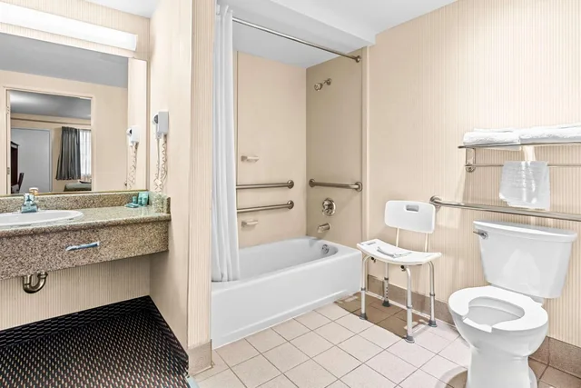 غرفة بسرير كينج بحوض استحمام لذوي الإعاقة، Surestay Hotel By Best Western Castro Valley 4/4