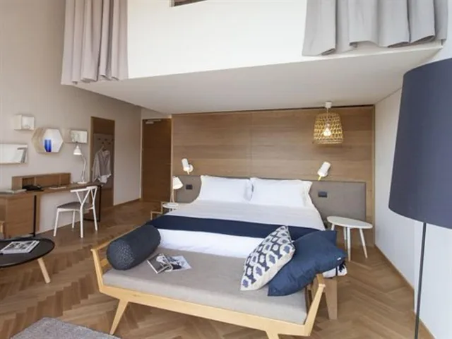 غرفة عائلية بسرير كوين وسريرين منفصلين بإطلالة على البحيرة، Hotel de Charme Laveno 1/2