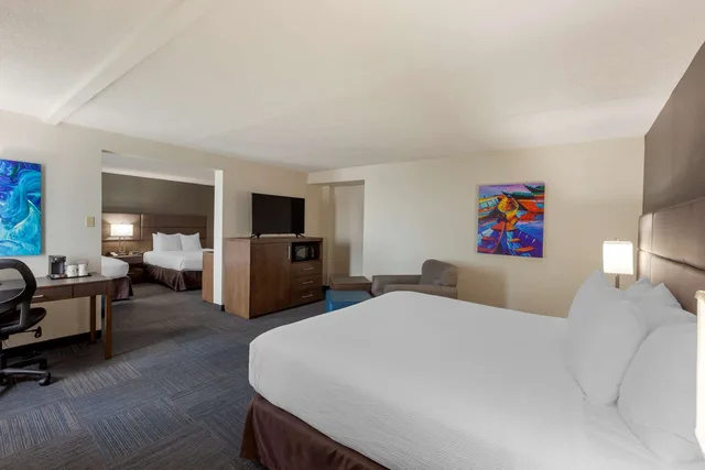 غرفة بسرير كينج وسريرين كوين، Best Western Plus Toronto Airport Hotel 9/12