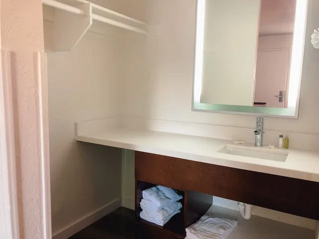 غرفة بسرير كينج لذوي الإعاقة، Super 8 by Wyndham San Jose Airport 4/4