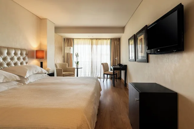 غرفة كومفورت بسرير كينج بإطلالة على المدينة، Plaza Resort Hotel 2/6